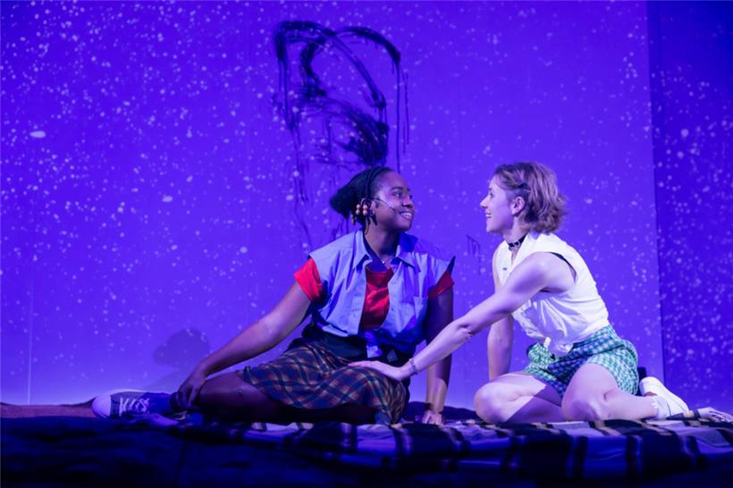 Zwei unterschiedliche Mädchen treffen aufeinander: „Stolen Ground“ von Anna Leader
