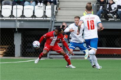 Zweimal stand Gerson Rodrigues am Elfmeterpunkt bereit – doch erst beim zweiten VAR-Check durfte er tatsächlich ran

