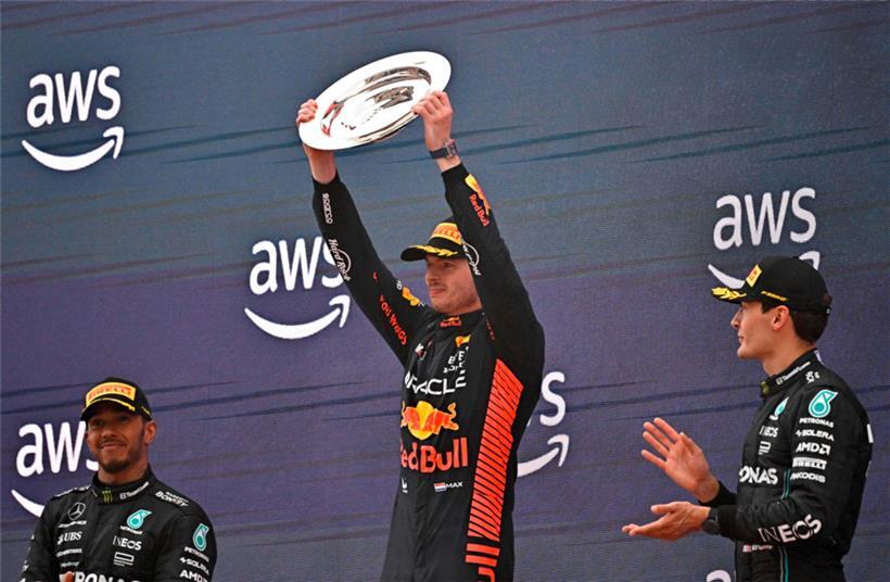 Zweite Kraft hinter Max Verstappen: Die Mercedes-Piloten Lewis Hamilton (l.) und George Russell (r.) hoffen, in Kanada Red Bull weiter näher zu kommen
