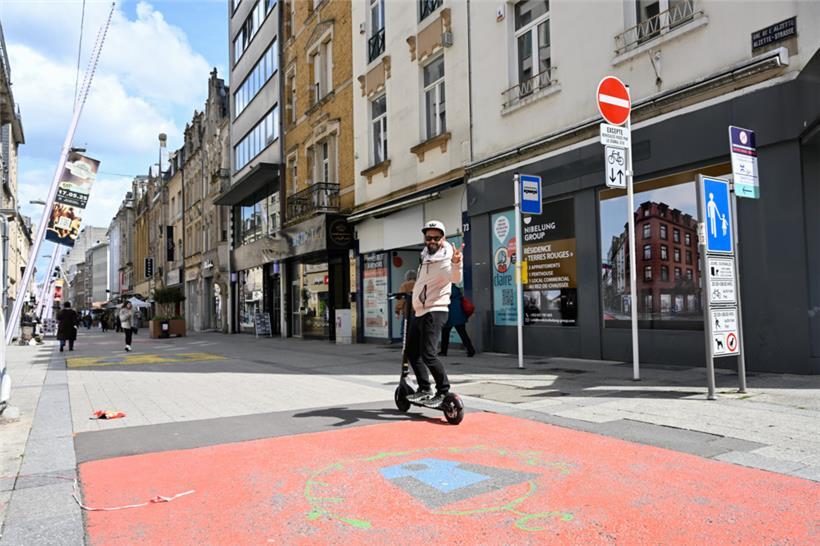 Zwischen 8 und 20 Uhr dürfen in der Escher Alzettestraße keine Rad- und Rollerfahrer unterwegs sein. An das Verbot hält sich noch lange nicht jeder.
