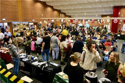 Zwischen Glühwein, Musik und veganen Köstlichkeiten füllt sich der Saal mit neugierigen Besuchern

