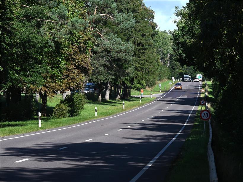 Unfallstelle zwischen Niederfeulen und Fuussekaul mit Einsatzfahrzeugen nach tödlichem Unfall im letzten Jahr