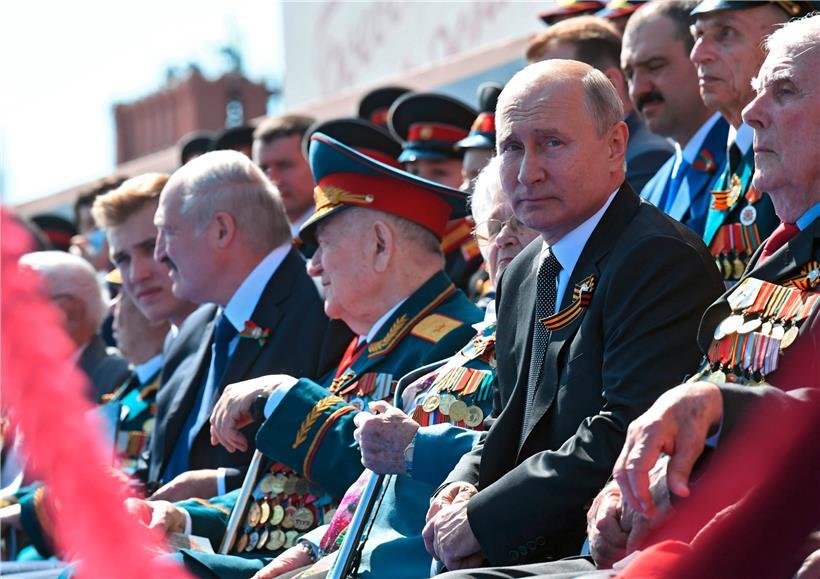 Zwischen Weltkriegs-Veteranen – die Medienberichten zufolge vor der Parade 14 Tage in einem Sanatorium in Quarantäne verbringen mussten – und wenigen Staatschefs nahm der russische Präsident Wladimir Putin die Siegesparade zum 75. Jahrestag des Endes des Zweiten Weltkriegs ab

