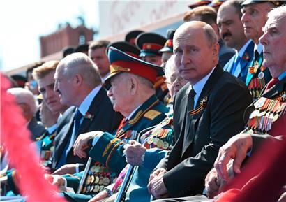 Zwischen Weltkriegs-Veteranen – die Medienberichten zufolge vor der Parade 14 Tage in einem Sanatorium in Quarantäne verbringen mussten – und wenigen Staatschefs nahm der russische Präsident Wladimir Putin die Siegesparade zum 75. Jahrestag des Endes des Zweiten Weltkriegs ab
