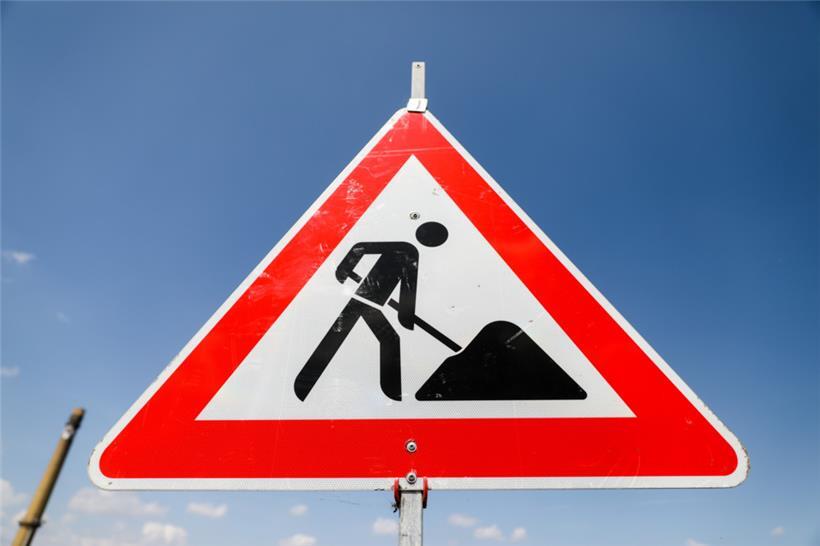 Zwischen dem Kreisverkehr Schaffner und dem Kreisverkehr Sandweiler wird am Wochenende die Fahrbahn erneuert
