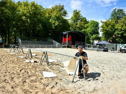Zwischen den Bäumen auf dem Gaalgebierg entsteht für drei Tage eine Beachvolleyball-Arena