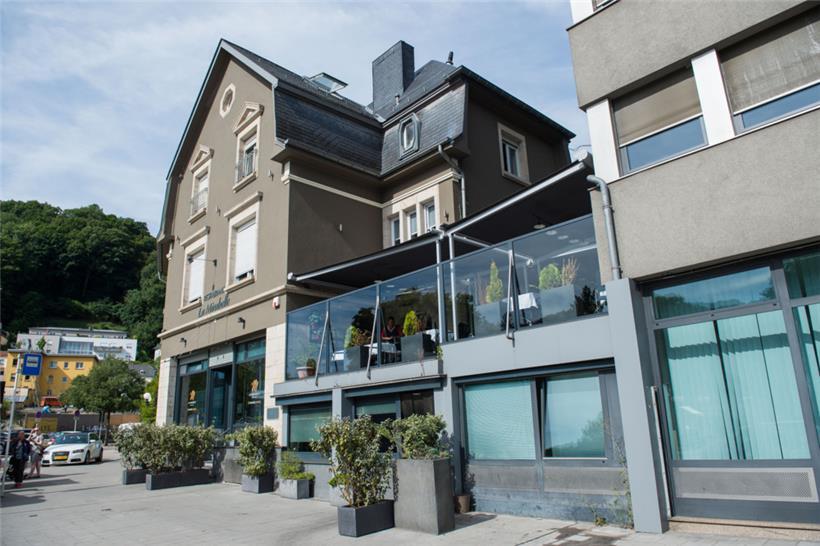 Zwischen den Blumenkübeln hindurch und dann die vier Stufen zum Eingang hoch – s...