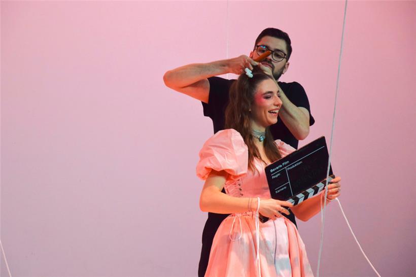 Zwischen den Drehmomenten wird das Make-Up von Luca De Michele immer wieder aufgefrischt
