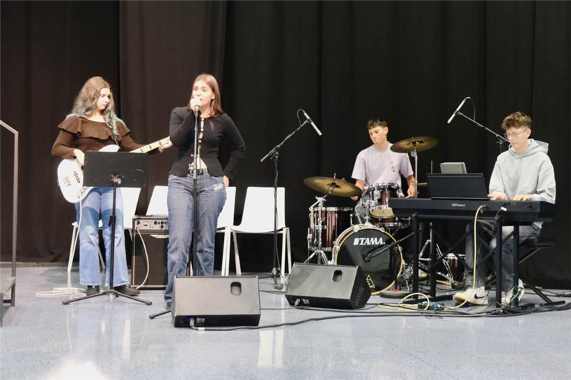 Zwischen den Reden: Musik der Schulband des Lycée Nic Biever, die mit Songs wie ...