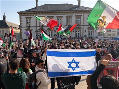 Zwischenfall am Rande des Frauentags am vergangenen 8. März: Polizisten müssen iranische Schah-Anhänger und propalästinensische Aktivisten voneinander trennen