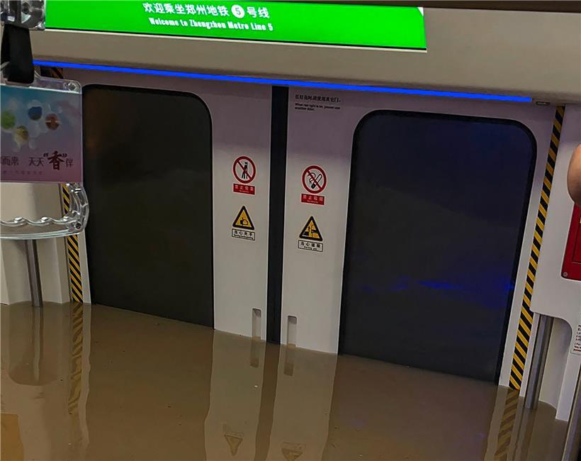 Zwölf Menschen sind in einer überschwemmten U-Bahn ums Leben gekommen