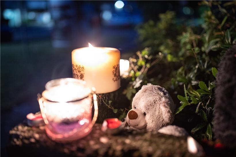 dpatopbilder – 04.09.2020, Nordrhein-Westfalen, Solingen: Ein Teddybär und Kerze...