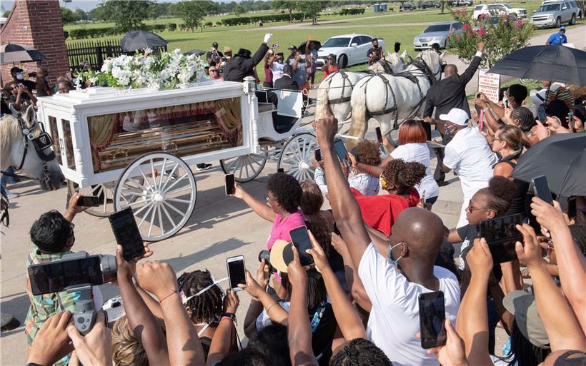 dpatopbilder – 09.06.2020, USA, Pearland: Der Sarg von George Floyd wird in einer weißen Kutsche auf den Friedhof Houston Memorial Gardens transportiert. Etwa zwei Wochen nach seiner Tötung bei einem brutalen Polizeieinsatz soll George Floyd in Pearland bei Houston beerdigt werden. Floyd war in Houston aufgewachsen. Foto: Bob Daemmrich/ZUMA Wire/dpa +++ dpa-Bildfunk +++
