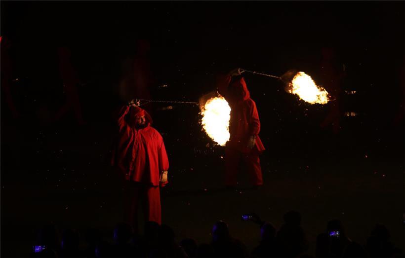 und Feuer standen im Mittelpunkt der Eröffnungsfeier