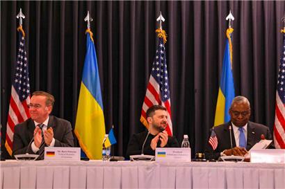 (v.l.) Der deutsche Verteidigungsminister Boris Pistorius, der ukrainische Präsident Wolodymyr Selenskyj und US-Verteidigungsminister Lloyd Austin beim unter Umständen letzten Treffen der Ukraine-Kontaktgruppe in Ramstein

