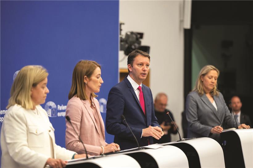 (v.l.) Die Berichterstatterin Carla Tavares (S&D), die EP-Präsidentin Roberta Metsola und der Berichterstatter Siegfried Muresan (EVP) am Dienstag nach der Abstimmung über den EP-Vorschlag zum mehrjährigen Haushaltsplan der EU in Straßburg