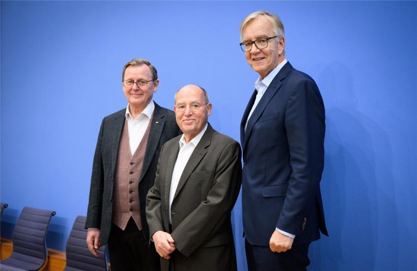 (v.l.) Die Linken-Politiker Bodo Ramelow, Geschäftsführender Ministerpräsident des Freistaats Thüringen, Gregor Gysi (MdB) und Dietmar Bartsch (MdB) wollen ihrer Partei bei den kommenden Wahlen zum Fraktionsstatus verhelfen
