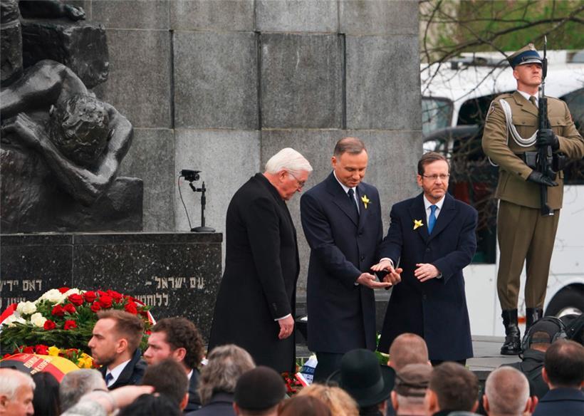 (v.l.) Die Präsidenten Frank-Walter Steinmeier (Deutschland), Andrzej Duda (Polen) und Izchak Herzog (Israel) gestern während der Gedenkfeier zum 80. Jahrestag des Aufstands im Warschauer Ghetto
