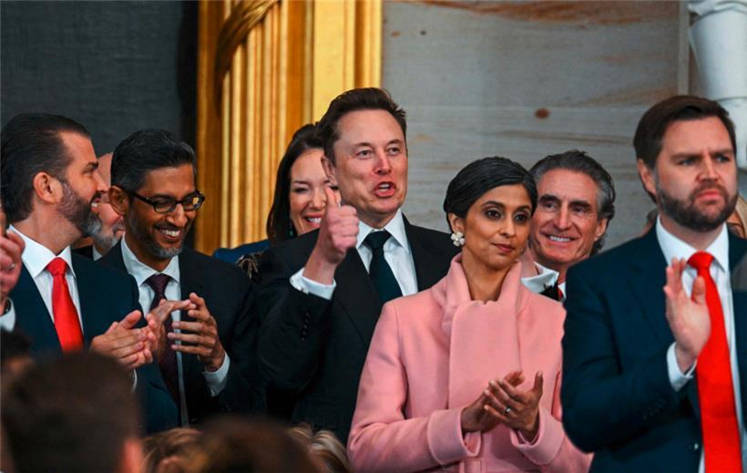 (v.l.) Donald Trump Jr., Google-Chef Sundar Pichai, Elon Musk, Second First Lady Usha Vance, Doug Burgum, ehemaliger Gouverneur von South Dakota, und Vizepräsident JD Vance während der Vereidigungszeremonie
