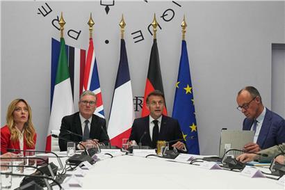 Italiens Regierungschefin Giorgia Meloni, Keir Starmer, Emmanuel Macron und Friedrich Merz bei Konferenz in Paris