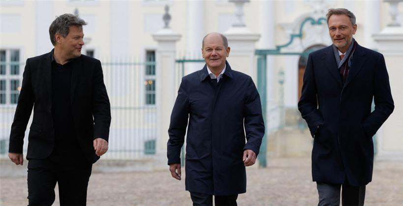 (v.l.) Robert Habeck, Olaf Scholz und Christian Lindner: Ein Koalitionsausschuss soll am Wochenende die Wogen wieder glätten
