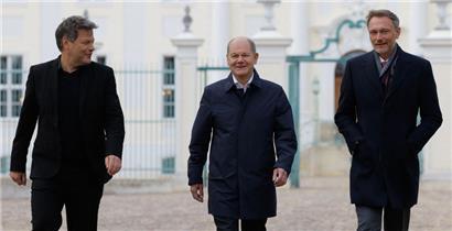(v.l.) Robert Habeck, Olaf Scholz und Christian Lindner: Ein Koalitionsausschuss soll am Wochenende die Wogen wieder glätten
