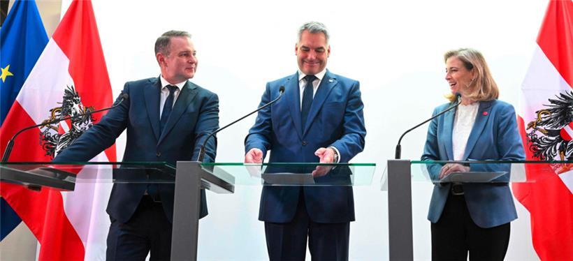(v.l.) SPÖ-Chef Andreas Babler, ÖVP-Chef und Bundeskanzler Karl Nehammer und die Liberale Beate Meinl-Reisinger geben den Beginn von Koalitionsverhandlungen bekannt
