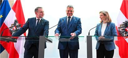 (v.l.) SPÖ-Chef Andreas Babler, ÖVP-Chef und Bundeskanzler Karl Nehammer und die Liberale Beate Meinl-Reisinger geben den Beginn von Koalitionsverhandlungen bekannt
