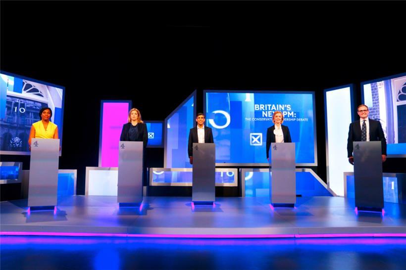 (v.l.n.r.) Kemi Badenoch, Penny Mordaunt, Rishi Sunak, Liz Truss und Tom Tugendhat stehen vor der Live-Fernsehdebatte der Kandidaten für den Parteivorsitz der Konservativen Partei im Studio
