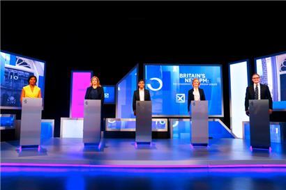(v.l.n.r.) Kemi Badenoch, Penny Mordaunt, Rishi Sunak, Liz Truss und Tom Tugendhat stehen vor der Live-Fernsehdebatte der Kandidaten für den Parteivorsitz der Konservativen Partei im Studio
