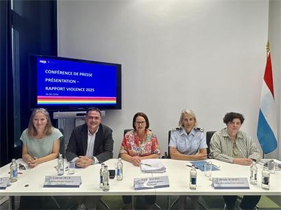 Fünf Frauen, darunter luxemburgische Führungskräfte und Vertreterinnen von Polizei und Frauenhilfe, bei offizieller Veranstaltung