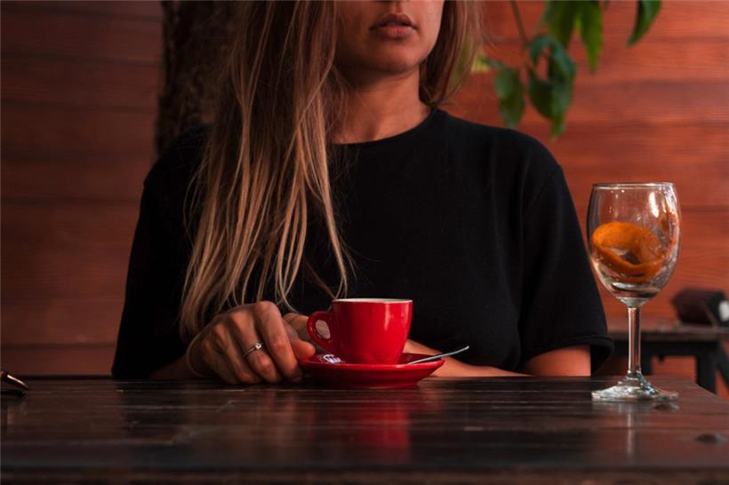 „warten im café fühlt sich / streng genommen nicht wie / warten an“, schreibt Ferner in einem ihrer Texte
