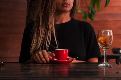 „warten im café fühlt sich / streng genommen nicht wie / warten an“, schreibt Ferner in einem ihrer Texte
