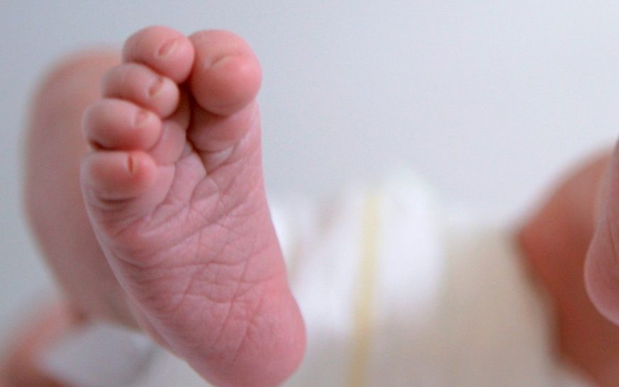 Frau mit Schusswunde bringt Baby zu Welt