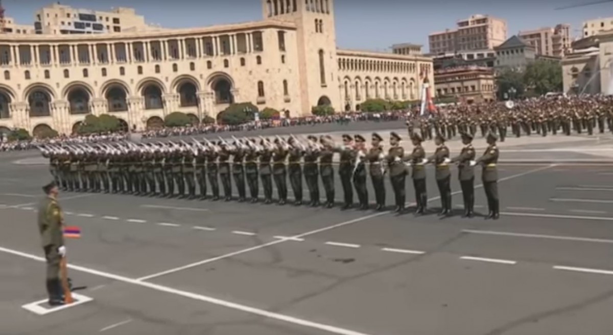 Tausendfüßler-Performance bei armenischer Militärparade