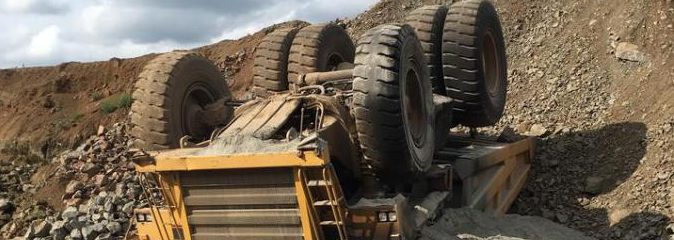 100-Tonnen-Lkw zermalmt Fahrer