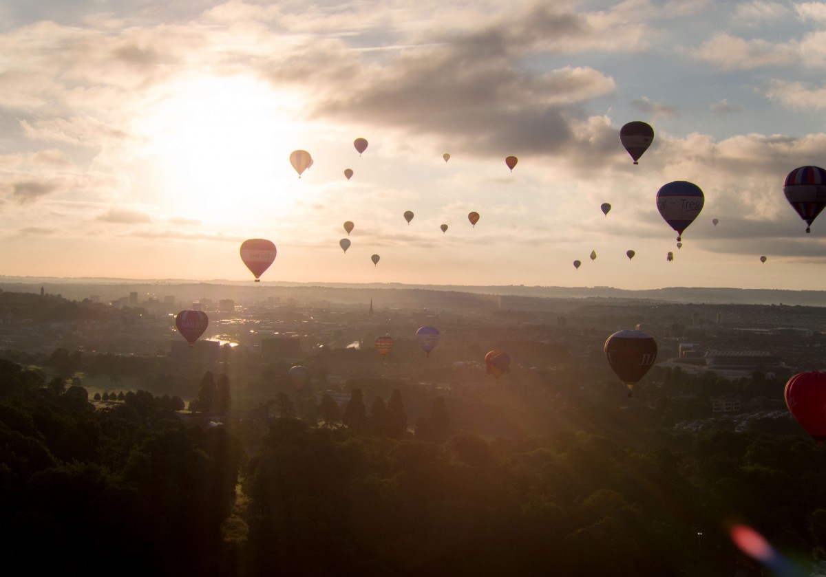 Bunte Heißluftballone und Drachen über England