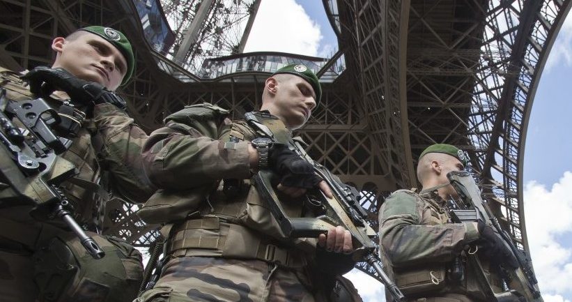 Auto fährt in Gruppe von Soldaten bei Paris