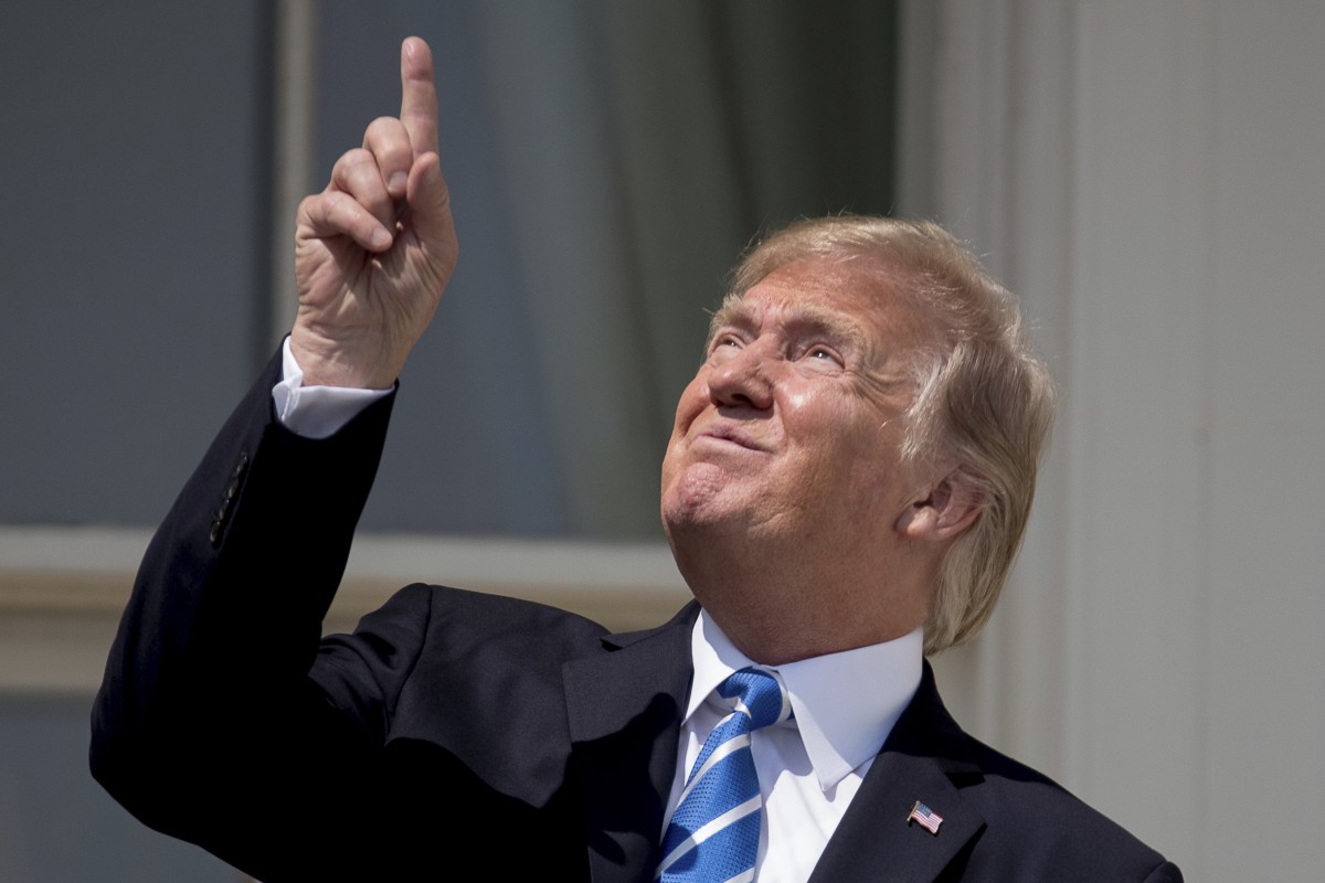 Trumps Blick in die Sonnenfinsternis