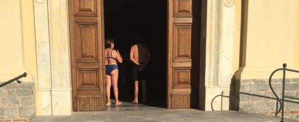 Touristen besichtigen Kirche im Bikini