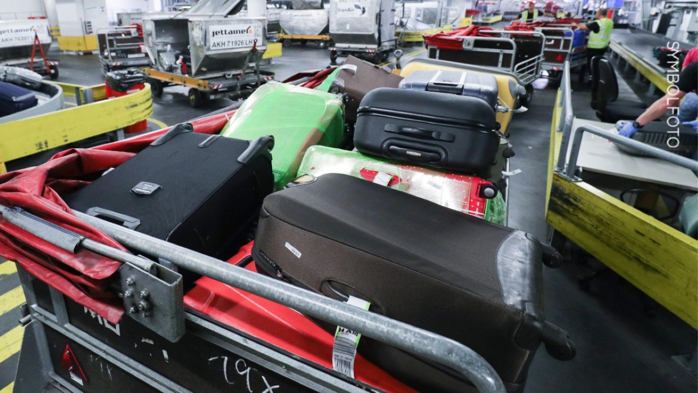 Flughafen-Arbeiter vertauscht heimlich Kofferschilder – Anklage