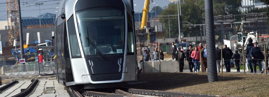 Tram rollt zum ersten Mal mit Fahrgästen durch Luxemburg