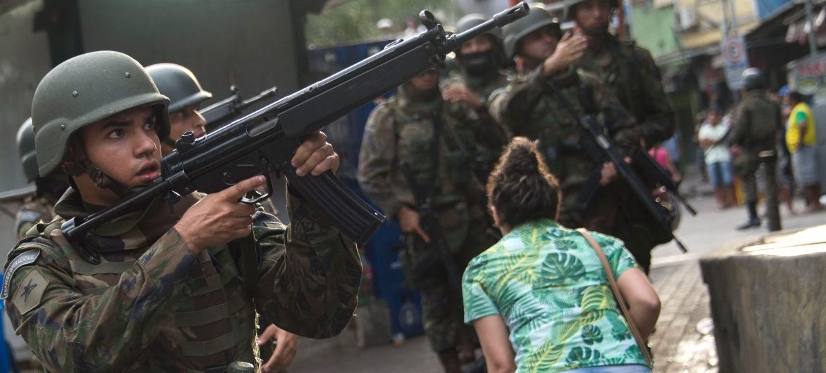 Militär besetzt Favela