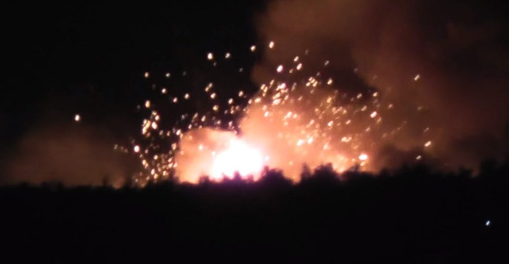 Riesiges Munitionsdepot in der Ukraine brennt