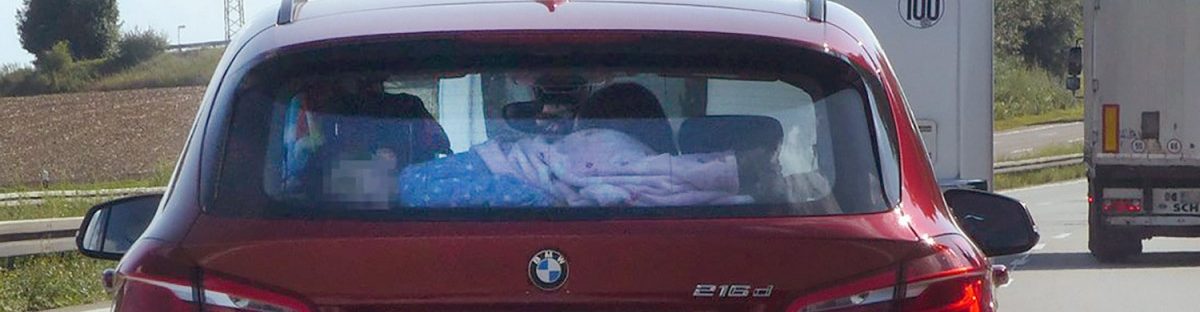Kind schläft in fahrendem Auto auf Hutablage