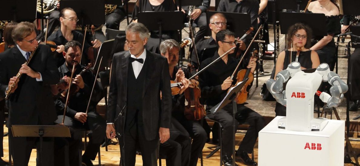 Roboter dirigiert Konzert mit Startenor Bocelli