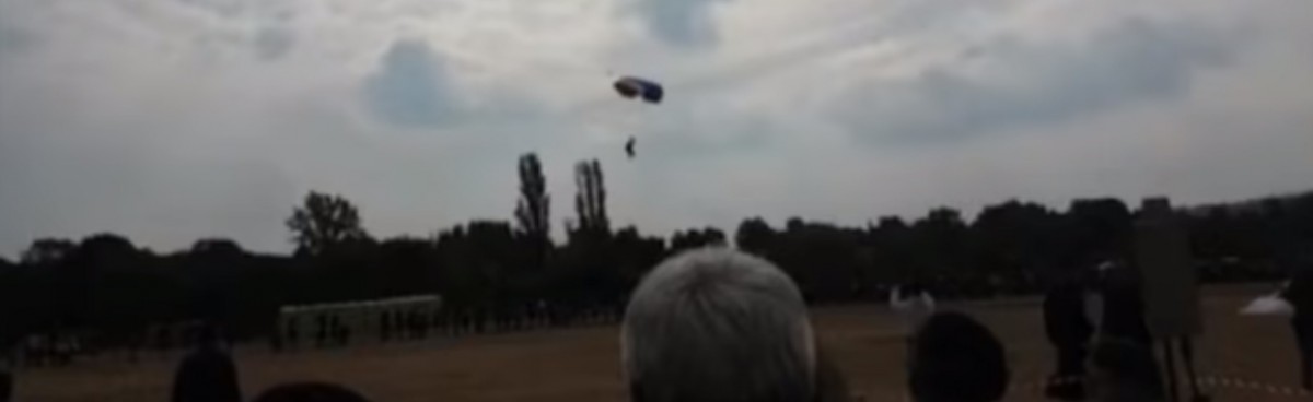 Fallschirmspringer stürzt auf Zuschauer