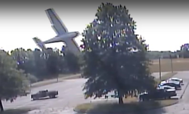 Baum bremst Flugzeug aus