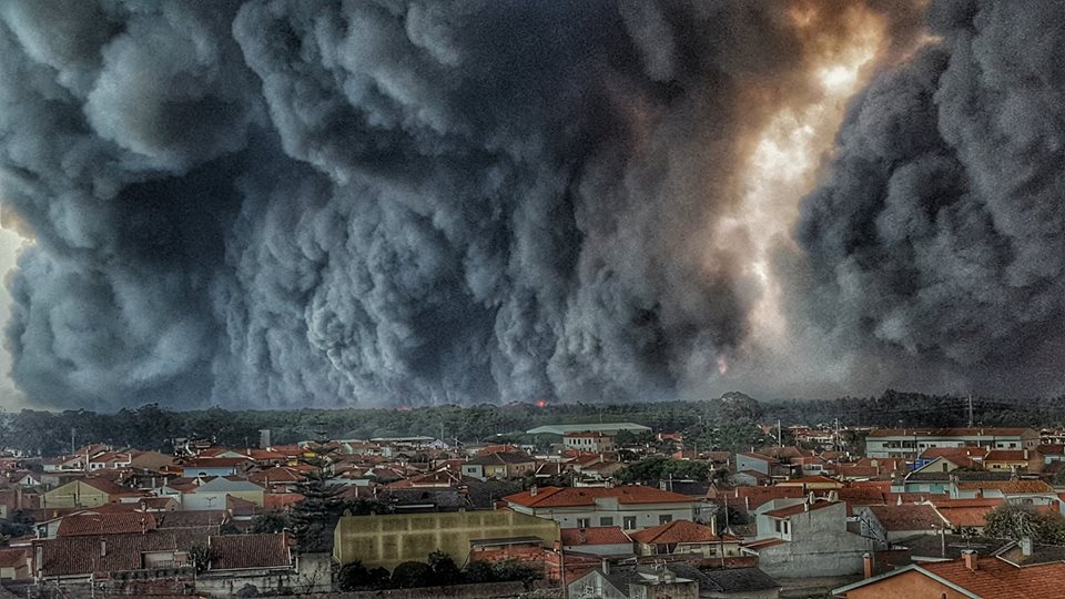 Feuerwehrmann fotografiert Flammen-Hölle in Portugal