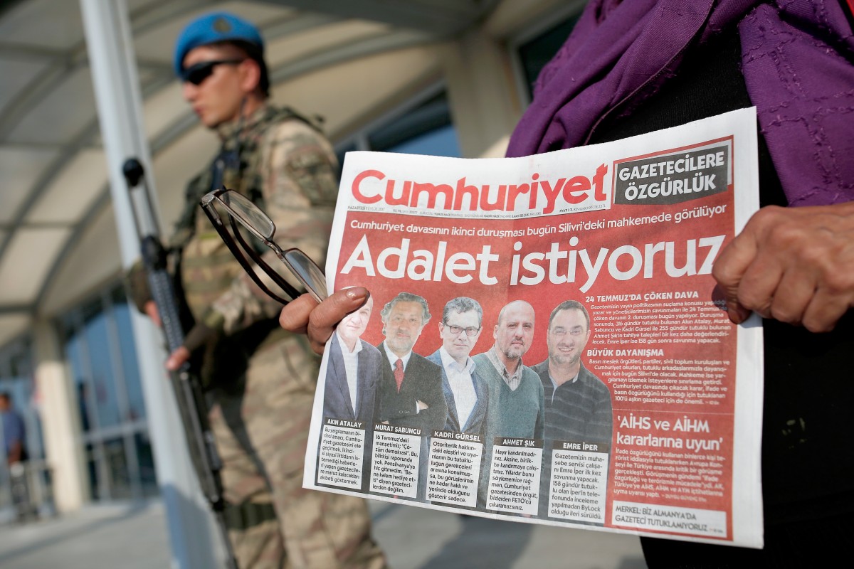 „Cumhuriyet“-Mitarbeiter bleiben weiter in türkischer Haft